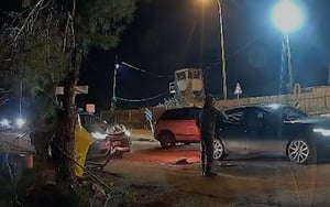 תיעוד דרמטי: שב"ח גנב רכב וניסה להימלט ממחסום משטרה