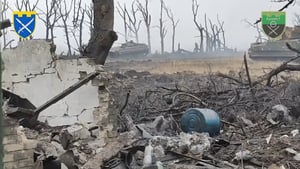 סרט מלחמה: טנק אוקראיני מרסס טנק רוסי במלחמת "ראש בראש" | צפו 