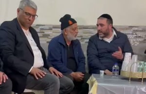 שר הפנים ניחם את משפחתו של אחמד אבו-לטיף: "הרב עובדיה פסק להתפלל על הגיבורים שאינם יהודים"