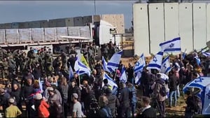 מוביל המחאה נגד הסיוע לעזתים נעצר; המשאיות עוברות | צפו