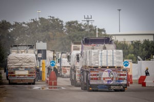 משאיות הסיוע ההומניטרי במעבר כרם שלום בדרכן לעזה