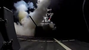 שיגורים מספינת המלחמה: כך נראו התקיפות הלילה בתימן