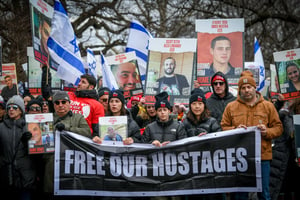 ישראלים מפגינים למען החטופים בניו יורק 