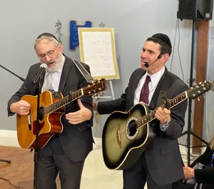 משמאל לימין: רבי אלתר ז"ל לצד בנו - יבדל לחיים ארוכים - רבי מרדכי, מנגנים יחדיו
