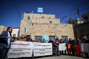 פלסטינים מוחים נגד הקפאת הסיוע לארגון שמסייע לטרור אונר"א