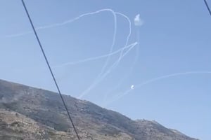 בהלה ביישוב הדרוזי: כך נראים הטילים של חיזבאללה מלמטה