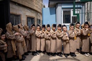 הילדים של באיאן התחפשו לבאבות וצעדו בכיכר השבת | תיעוד מרהיב