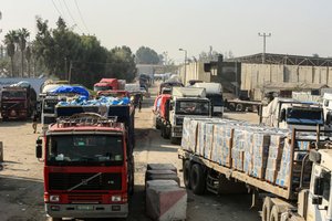 משאיות הסיוע ההומניטרי בכניסה לעזה