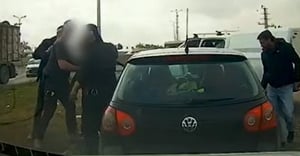 באמצע הכביש: הבלשים זינקו ועצרו נהג בפסילה של בית משפט