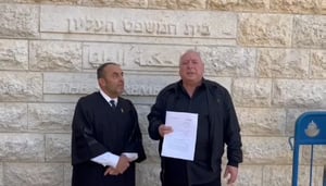 השר דודי אמסלם ועו"ד מוטי שמעון עם העתירה מחוץ לבית משפט העליון
