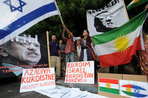 מפגינים נגד ארדואן מחוץ לשגרית טורקיה בישראל