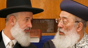 "ביזיון היהדות". הרבנים עמאר ומצגר (פלאש 90)