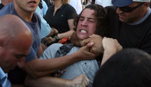 שוטרים משתלטים על צעיר חרדי בהפגנה (פלאש 90)