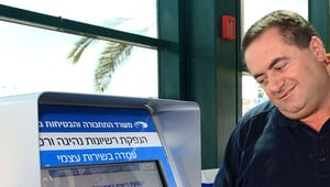 השר כץ ליד ה"קיוסק" הראשון