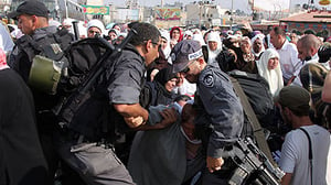 פלסטינים מתעמתים עם שוטרים.