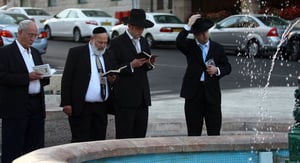 יהודים באמירת ´תשליך´, היום בירושלים (פלאש 90)