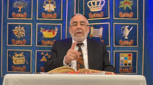 הרב שלמה זביחי בפרסית על 'שמיני' • צפו 