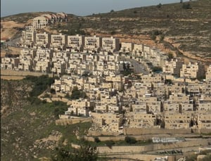 פסיפס של שכונות חדשות וותיקות על גבעות ירוקות - זוהי גבעת זאב, העיר הצומחת בירושלים