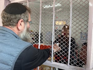 שליחי בית הדין הרבני הגיעו לכלא שמור בבנגלדש ומסרו גט מבעד לסורגים 