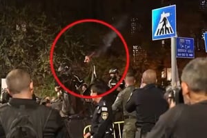 ממובילי 'אחים לנשק': נעצר חשוד בהשלכת לפידים בוערים לעבר שוטרים בהפגנה ליד מעון נתניהו