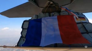 נשיא צרפת מציג: כך נראית הצנחת הסיוע על תושבי עזה