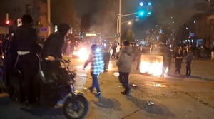 סוער בירושלים: המונים חוסמים את הכבישים ומבעירים פחים