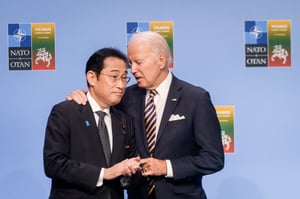 נשיא ארה"ב ביידן עם ראש ממשלת יפן, פומיו קישידה