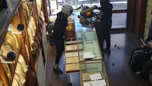 כתב אישום: שודדים נכנסו בנשקים שלופים לחנות תכשיטים