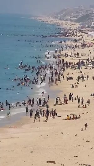 התיעוד שהרתיח: תושבי הרצועה מבלים בחוף הים בלב עזה