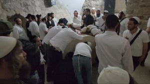 לראשונה מתחילת המלחמה: המשפחות השכולות נכנסו לקבר יוסף 