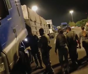 בכביש 1: משפחות שכולות חסמו משאיות סיוע לרצועת עזה