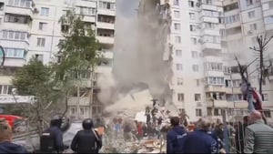 טיל עוצמתי על בניין המגורים ברוסיה; עשרות הרוגים ופצועים