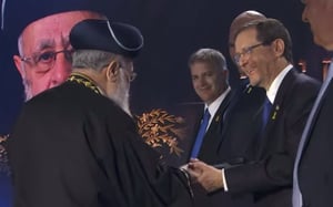 נשיא המדינה יצחק הרצוג מעניק את פרס ישראל לרה"ר הראשל"צ הגר"י יוסף