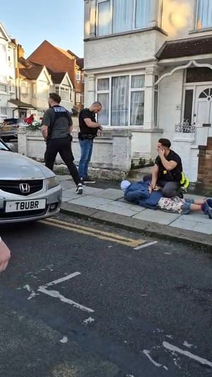 דיווח: איימה על יהודים בסכין - ונעצרה | תיעוד מלונדון