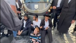 הפגנה סוערת בירושלים; קיצונים וילדים חסמו את הרכבת
