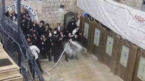 מתפללים משפריצים מים על שוטרים בציון הרשב"י במירון - ל"ג בעומר תשפ"ד