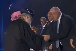 הראש״ל הגר״י יוסף עם מ״מ נשיא ביהמ״ש העליון פוגלמן