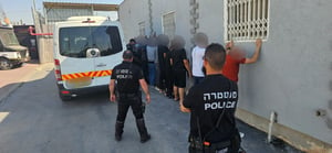 במיניבוס בדרום: נתפסו 12 פלסטינים שב"חים שהוברחו לישראל