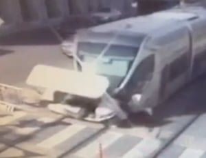 מצלמת האבטחה תיעדה: התאונה בין הרכבת הקלה לקלנועית