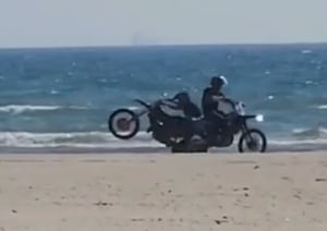 עם ידיים שבורות ומגובסות: כך נתפס רוכב האופנוע בחוף הים של עכו