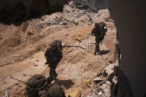 הלוחמים גילו פיר מנהרה בתוך בניין ממולכד - שפוצץ והוביל למותם של ארבעה לוחמים הי"ד