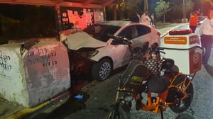 הרכב התנגש בבטונדה בירושלים; שני הנוסעים חולצו ופונו