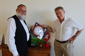 שגריר שוויץ בישראל נפגש עם ראשי 'חיים לילד' לקראת יציאת מחנה הנופש הבריאותי 