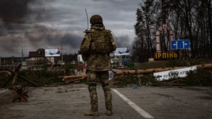 חייל אוקראיני בקייב לאחר הפצצה