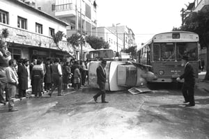 תאונת דרכים בין אוטובוס למכונית בבני ברק - בשנת 1983