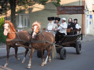 העיירה התעוררה לחיים | החסידים חזרו במנהרת הזמן באוקראינה  