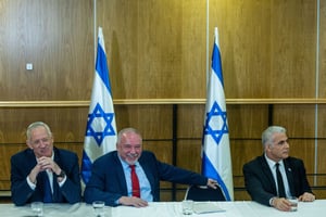 היוזמה: גנץ, לפיד וליברמן יצטרפו לממשלה. התמורה: בחירות