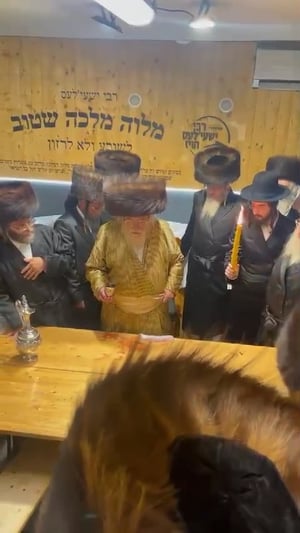 צפו בהבדלה של האדמו"ר מתולדות אהרן בעיירת 'קרעסטיר' 