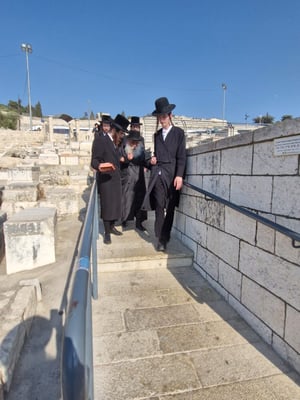 גאב"ד מאקווא במקומות הקדושים בירושלים