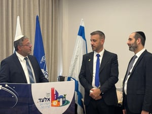 השר בן גביר עם ראש עיריית אלעד בוטבול, וסגנו בדלוב